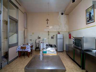 Chiesa che andiamo finalmente a visitare. Un passaggio ci porta infatti nelle cucine, quelle che fino a qualche decennio fa ospitavano proprio il tempio religioso